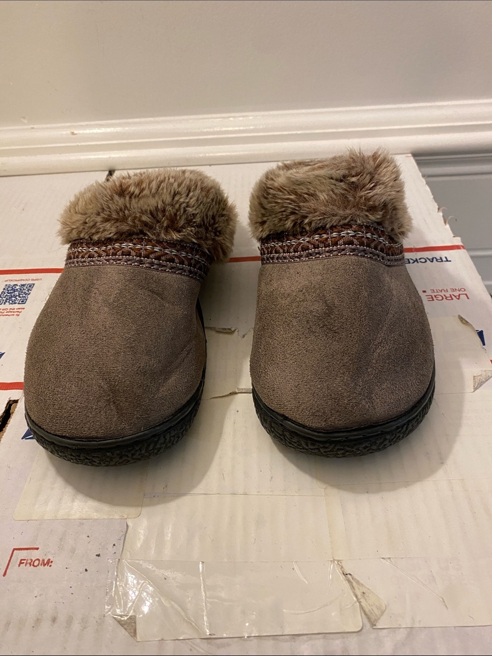 Isotoner  size 7.5/8 shoes good condition